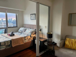 Vibrant 1BR Acqua Livingstone with Netflix, Pool & Gym